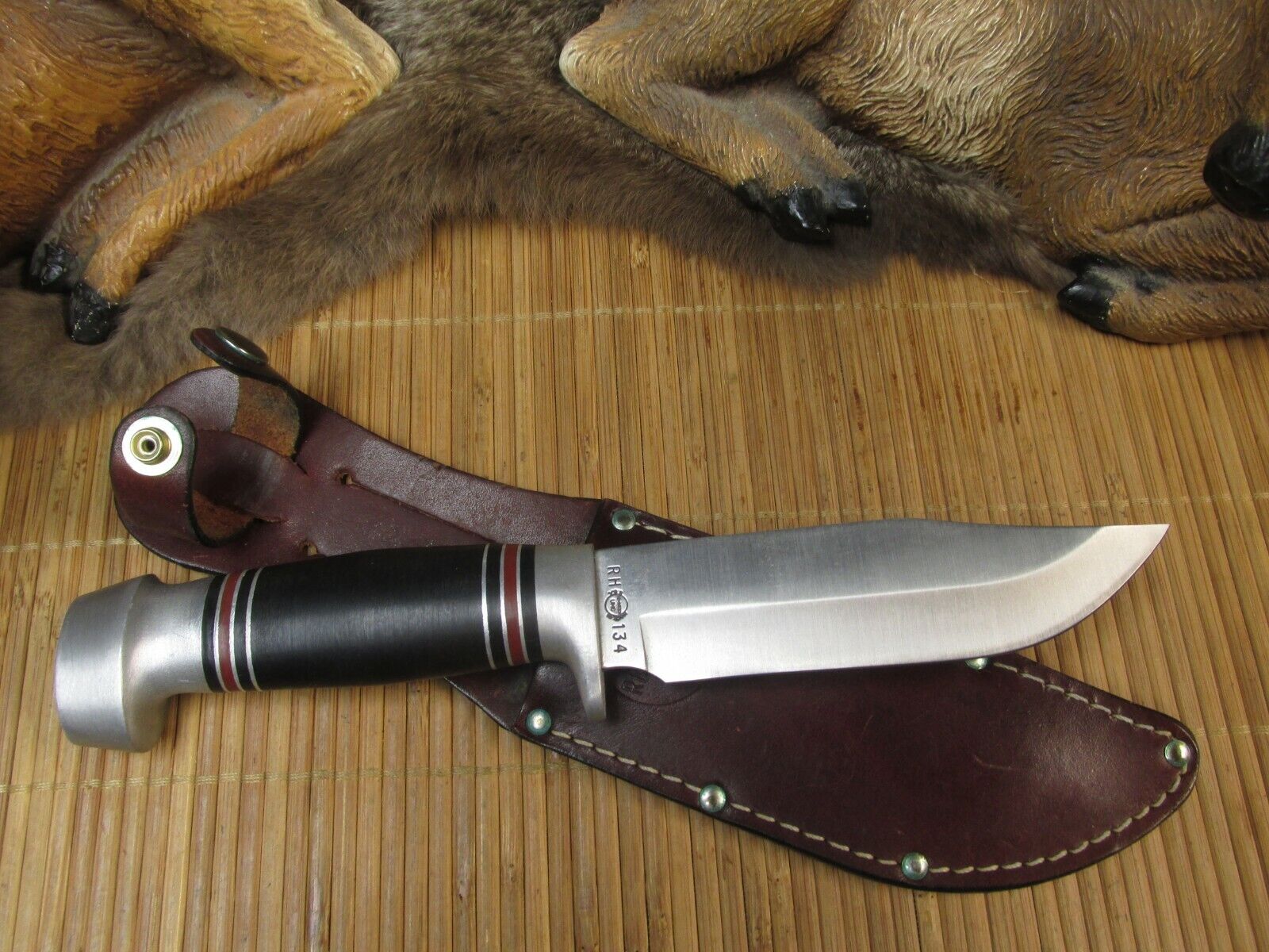 REMINGTON  (UMC).. HUNTING KNIFE  RH134  (4 3/4 in. FIXED BLADE w LEATHER SHEATH