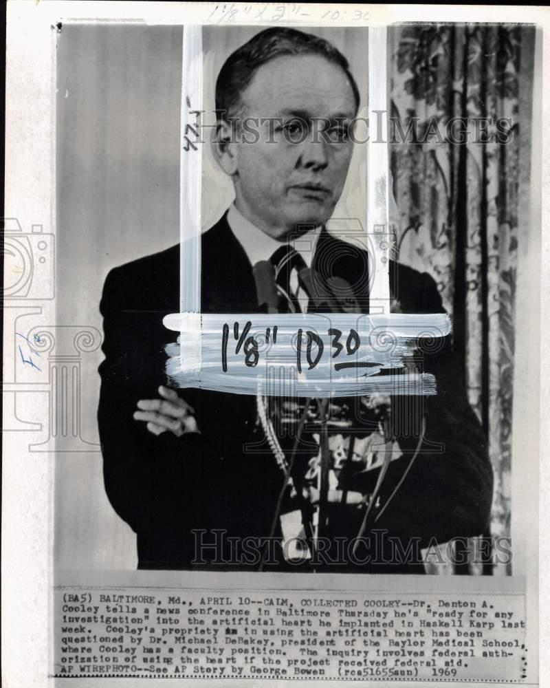 1969 Press Photo Dr. Denton Cooley at artificial heart news conference in MD