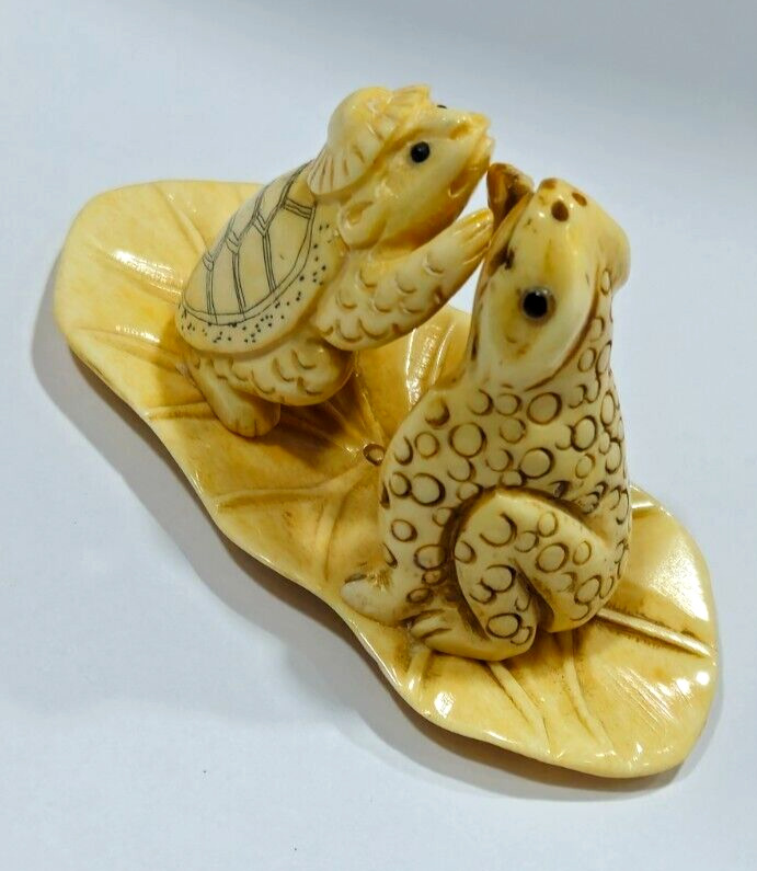 Rare Asian Hand Carve Kissing Frog with Turtle