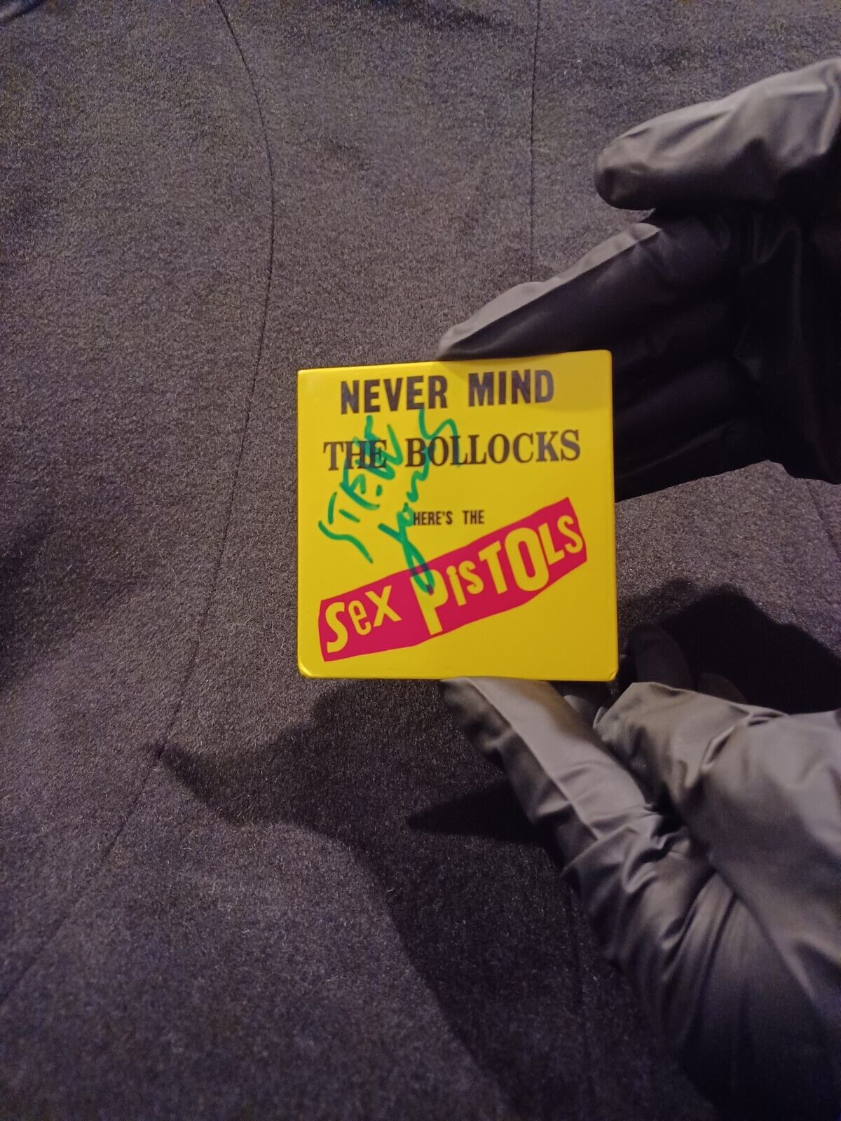 Rock music , Sex Pistols autographed magnet