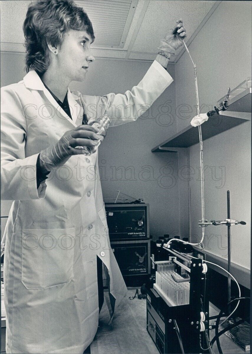 1984 Press Photo Woman Using Device to Separate Male & Female Chromosome Sperm