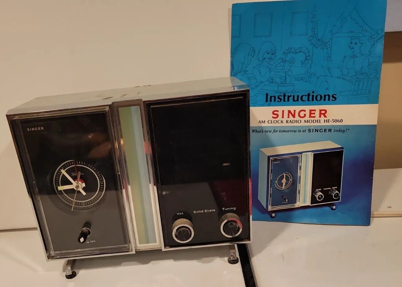 Rare Vintage SINGER HE-5060 AM clock radio Bakelite with manual teal