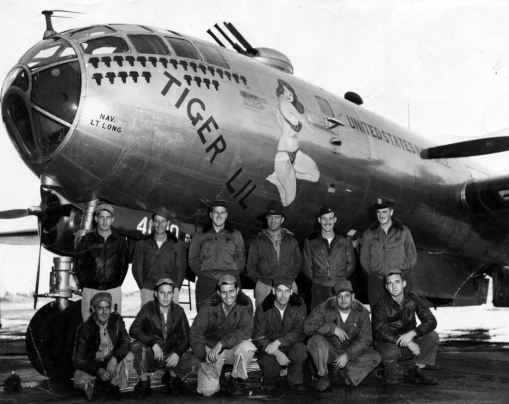 WWII B&W Photo US B-29 Bomber Crew Tiger Lil  WW2  World War Two USAAF /5061