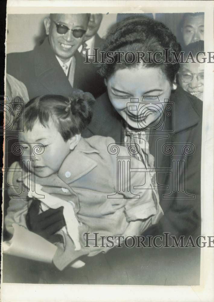 1955 Press Photo First Lady of China Madame Chiang Kai-Shek Holds Child