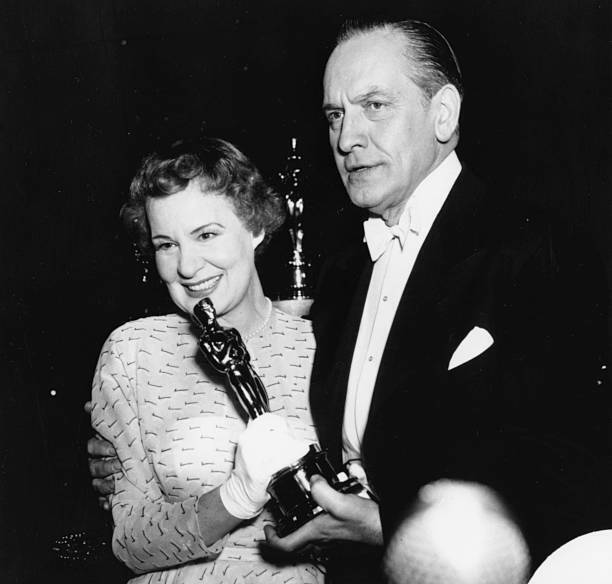 Shirley Booth being with her Best Oscar for the film \'Come Back - Old Photo