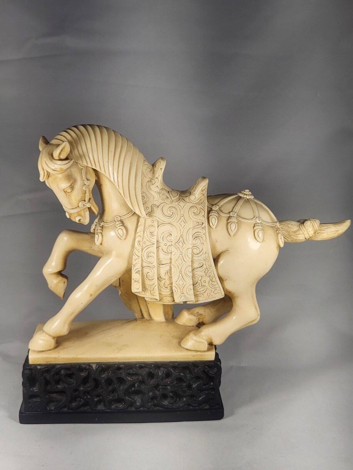 VINTAGE INTRICATELY CARVED RESIN ROMAN HORSE BOWING STATUE WITH  BASE 12\