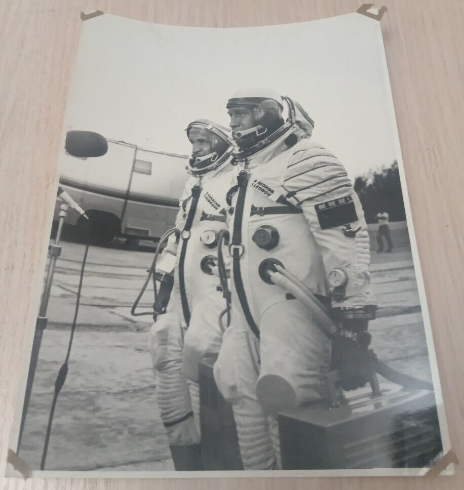 Photo  Soviet cosmonauts USSR Leonov Kubasov 1975 