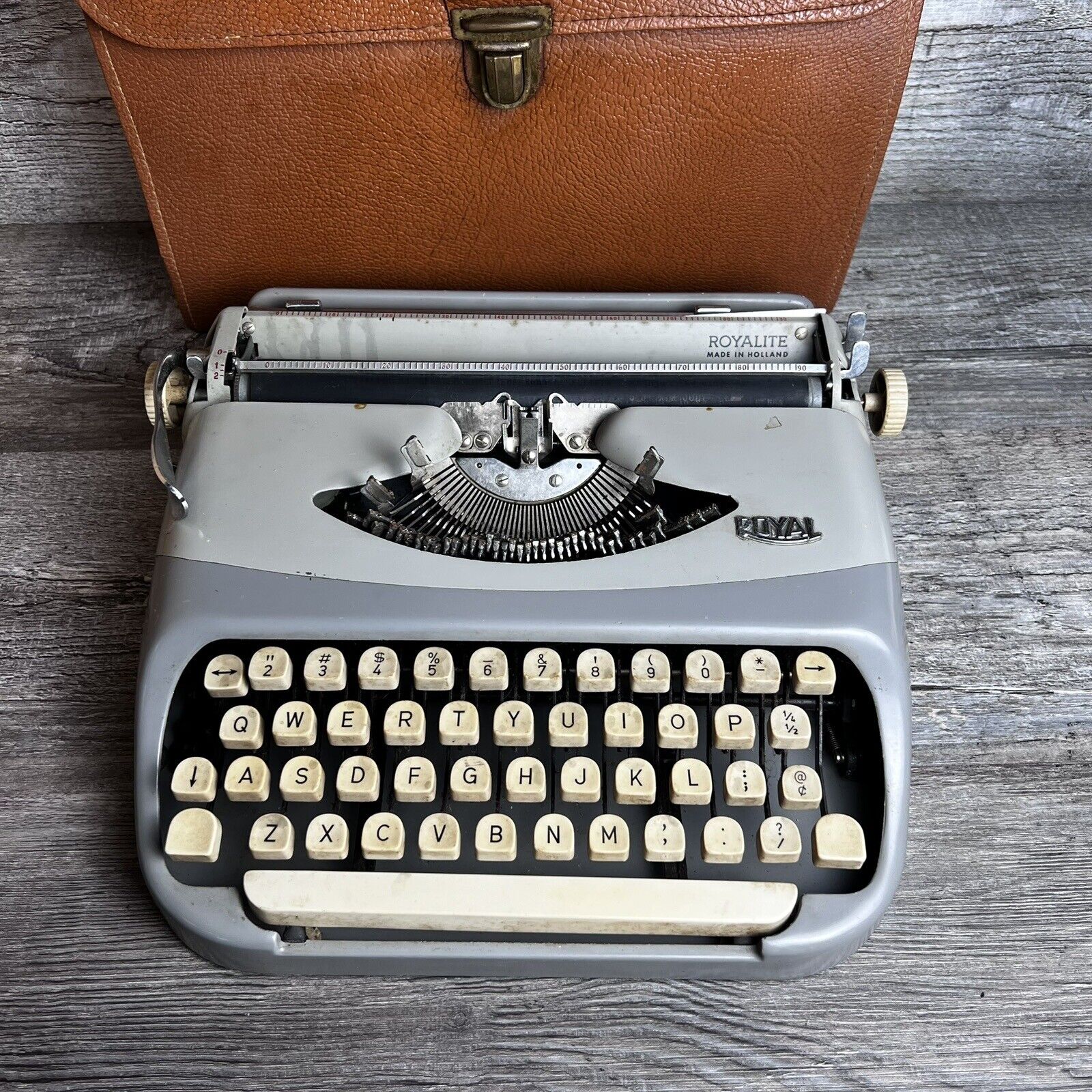 Vintage Royal Royalite Manual Typewriter W/ Case Made In Holland