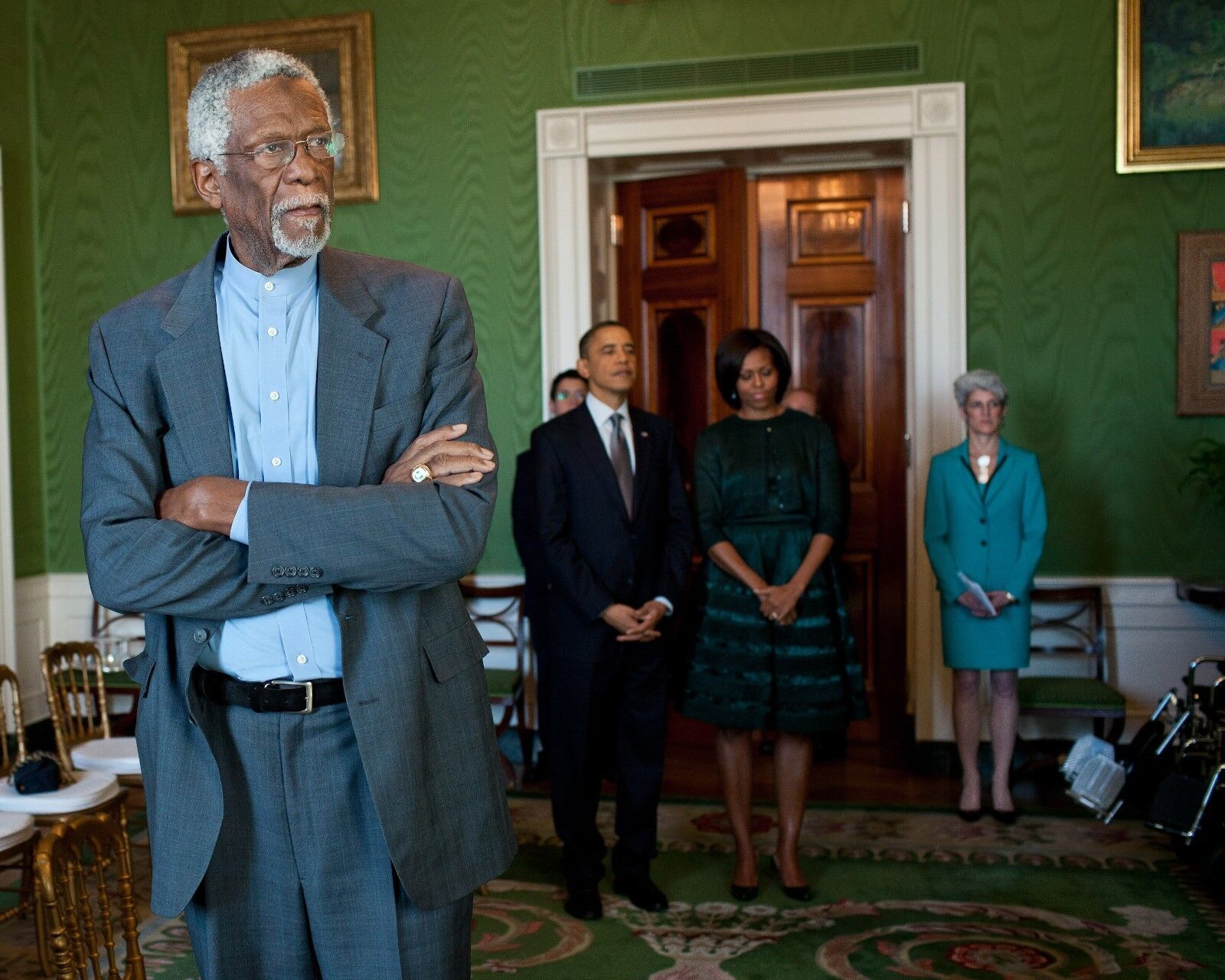 PRESIDENT BARACK OBAMA WITH BASKETBALL LEGEND BILL RUSSELL - 8X10 PHOTO (ZY-507)