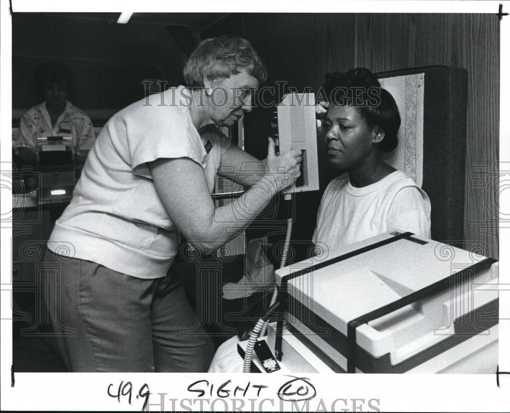 1989 Press Photo Eye Disease - Glaucoma Screening - cvb38189