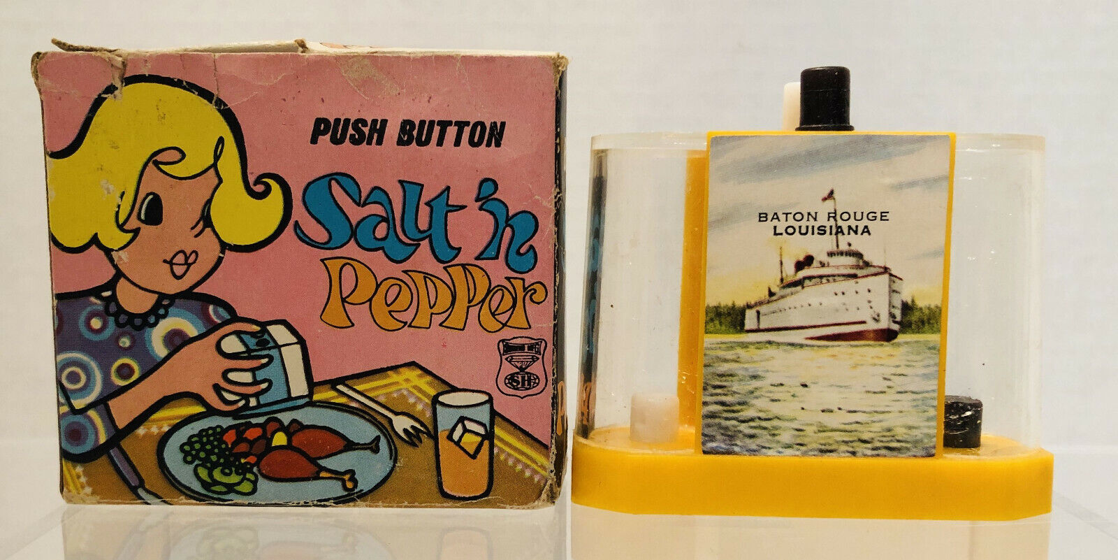 VINTAGE 1970s BATON ROUGE LOUISIANA PUSH BUTTON SALT N\' PEPPER SHAKERS IN BOX & 