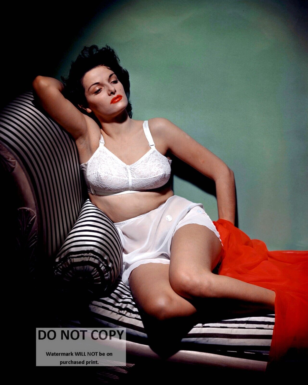 JANE RUSSELL ACTRESS AND SEX-SYMBOL PIN UP - 8X10 PUBLICITY PHOTO (OP-577)