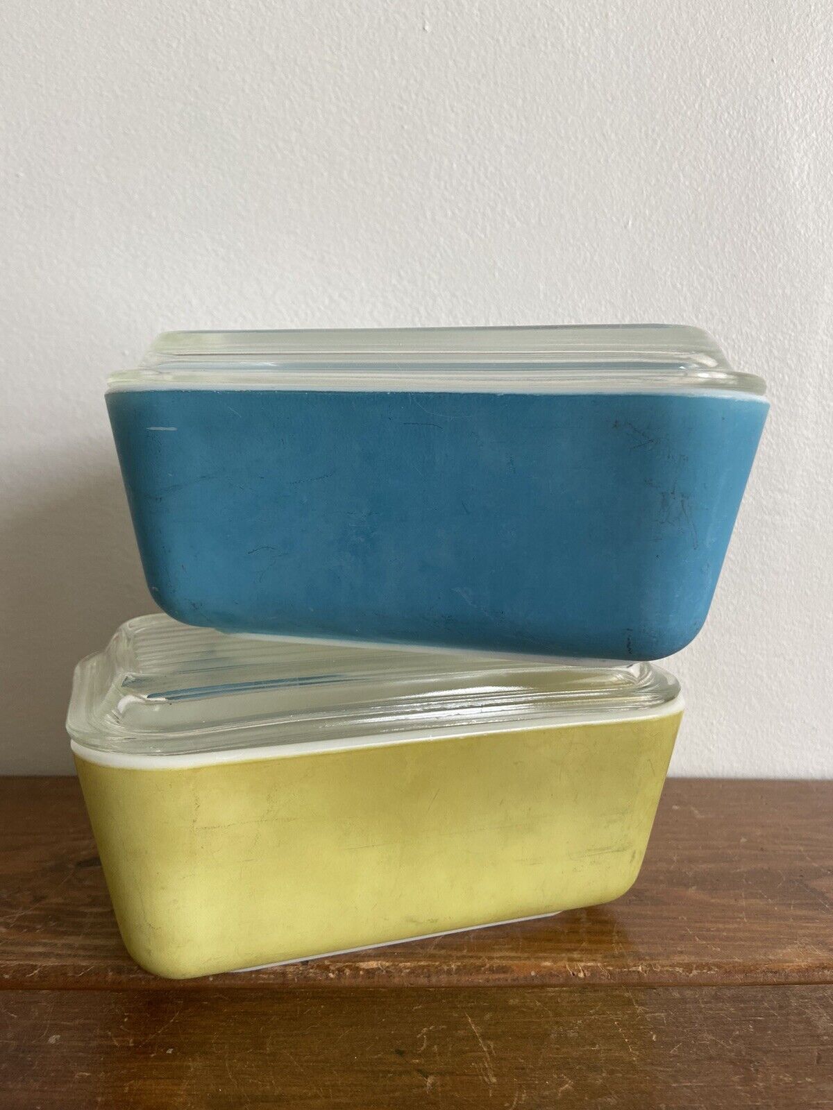 2 Vintage Pyrex 0502 Refrigerator Dishes ~ 1 1/2 Pint 1 Green 1 Blue with Lids