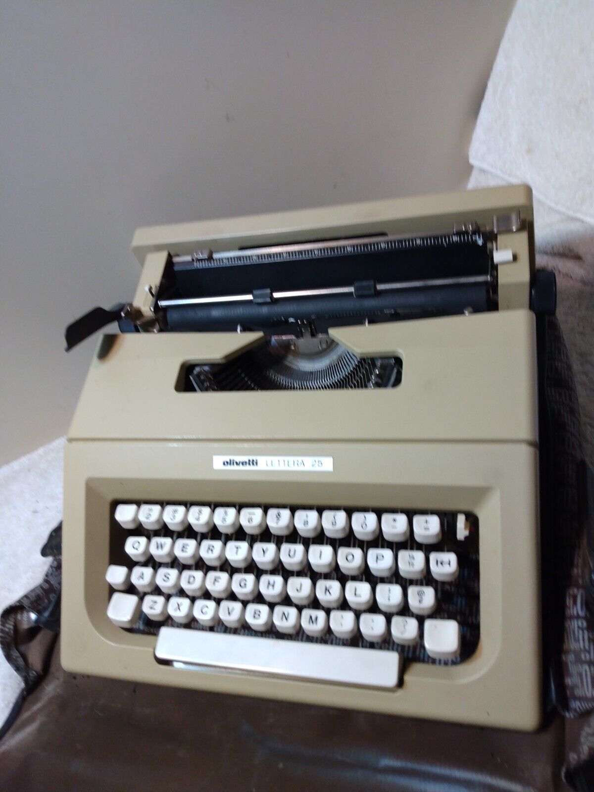 VTG Olivetti LETTERA 25 Portable Typewriter w Case WORKS GREAT Excellent Cond