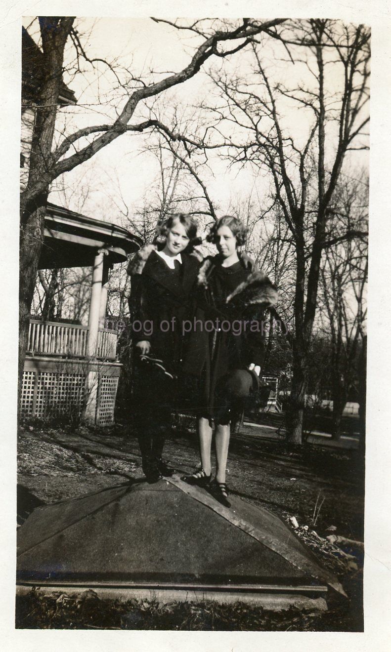 WOMEN FROM BEFORE Vintage FOUND PHOTO Black And White Snapshot OWL 43 LA 94 M