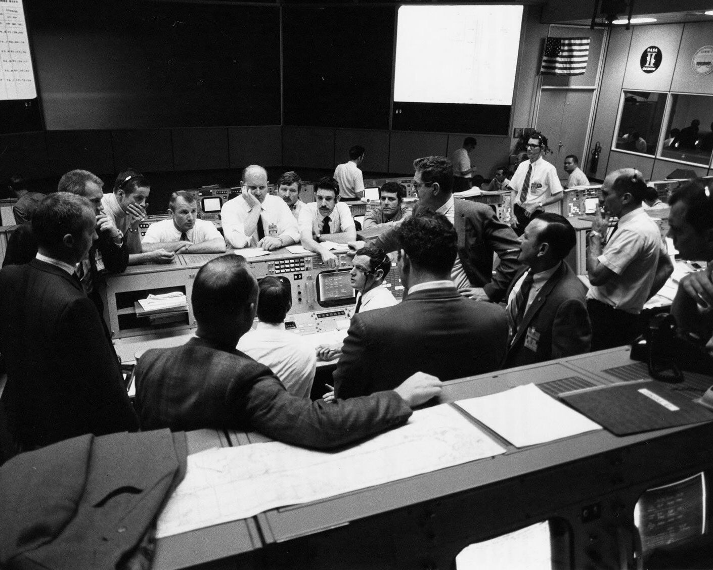 MISSION CONTROL IN FINAL HOURS OF THE APOLLO 13 MISSION - 8X10 PHOTO (AA-824)