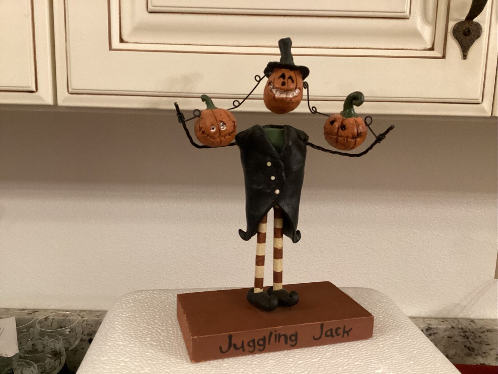 Halloween Pumpkins “JUGGLING JACK” Headless Body Juggling 3 Pumpkin Heads 7” H