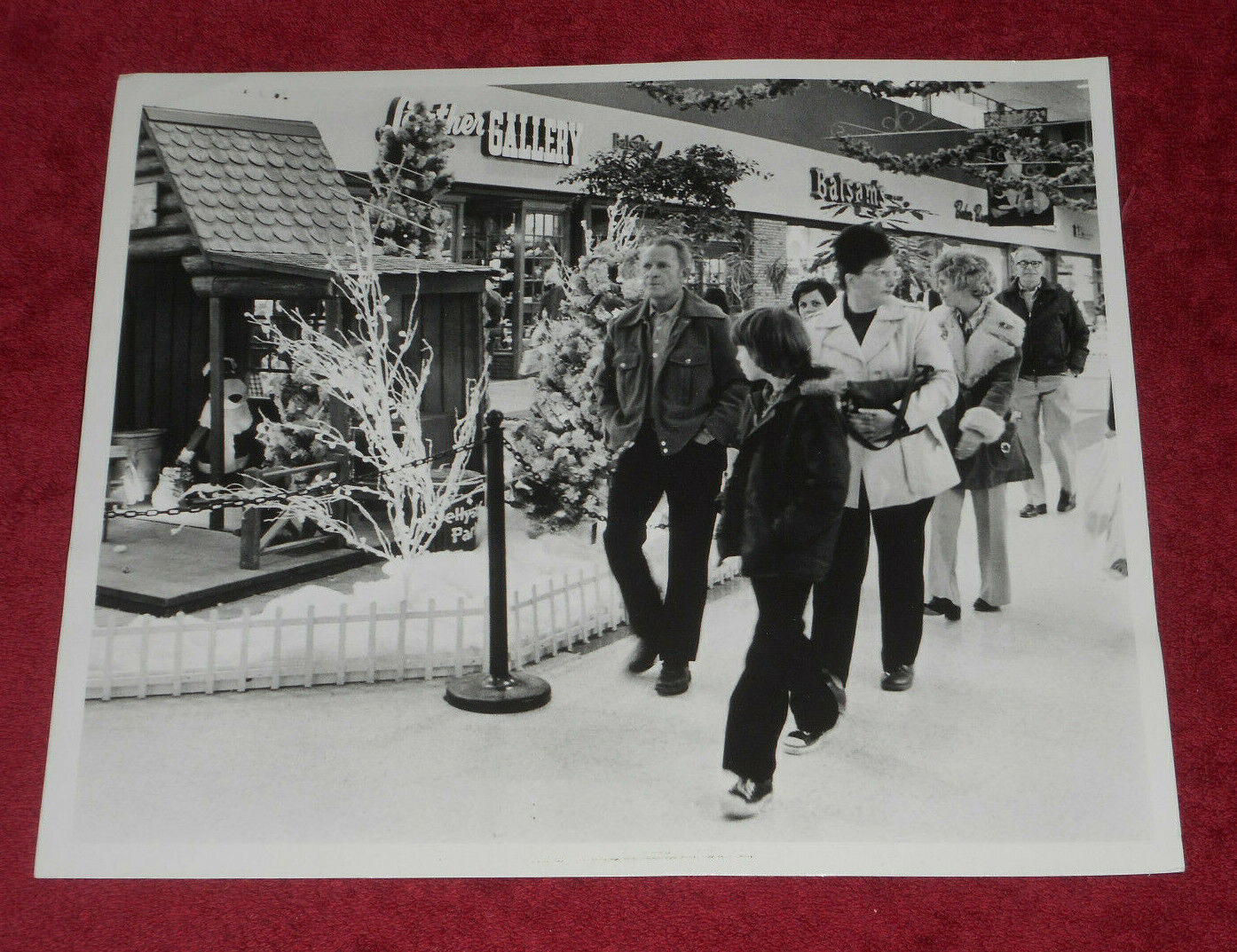 1976 Press Photo Christmas Shoppers At Hanover Mall MA