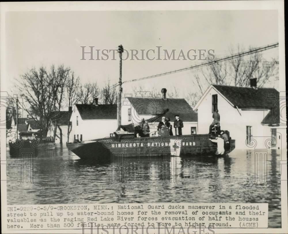1950 Press Photo National Guard rescues occupants from flooded homes, MN