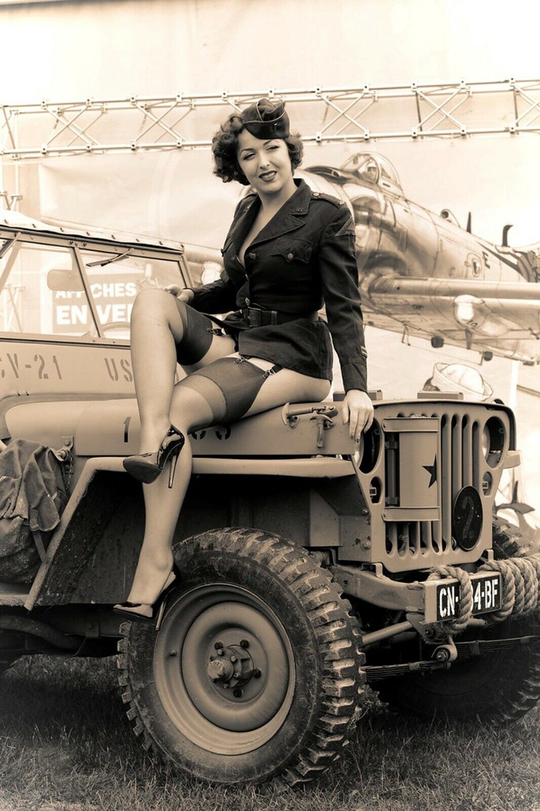 beautiful woman on the hood of Jeep Willys WW2 Photo Glossy 4*6 in R004