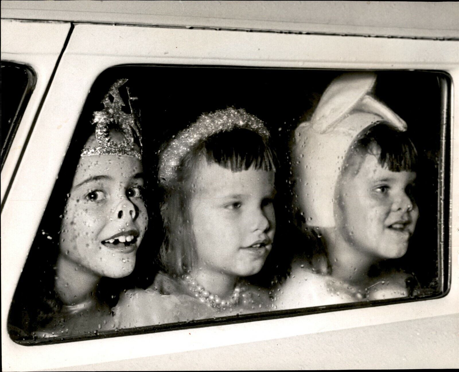 LG948 1959 Original Lewis McLain Photo LITTLE GIRLS ON HALLOWEEN Window Faces