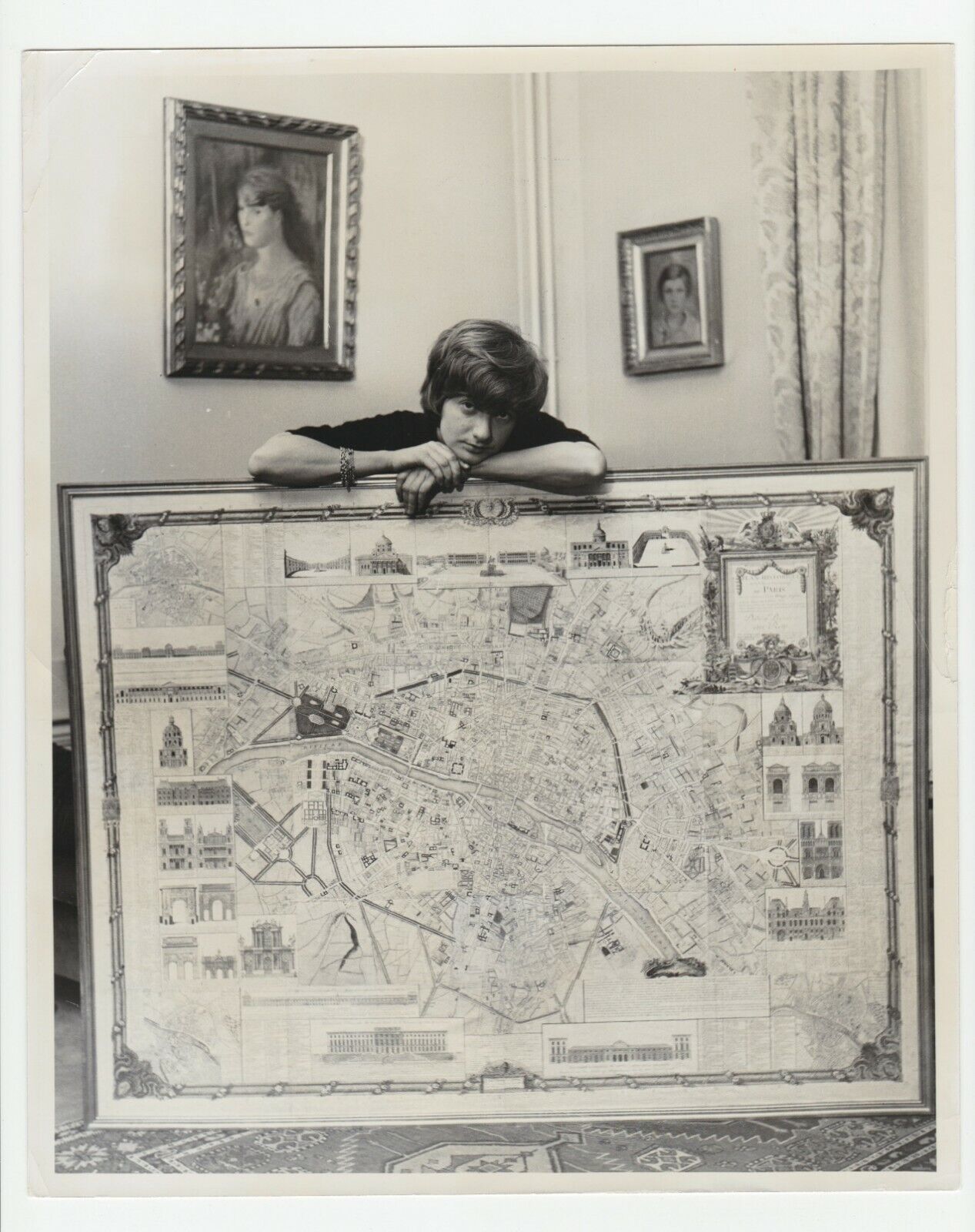 1971 Press Photo Novelist Playwright Francoise Sagan Leans over Paris Map