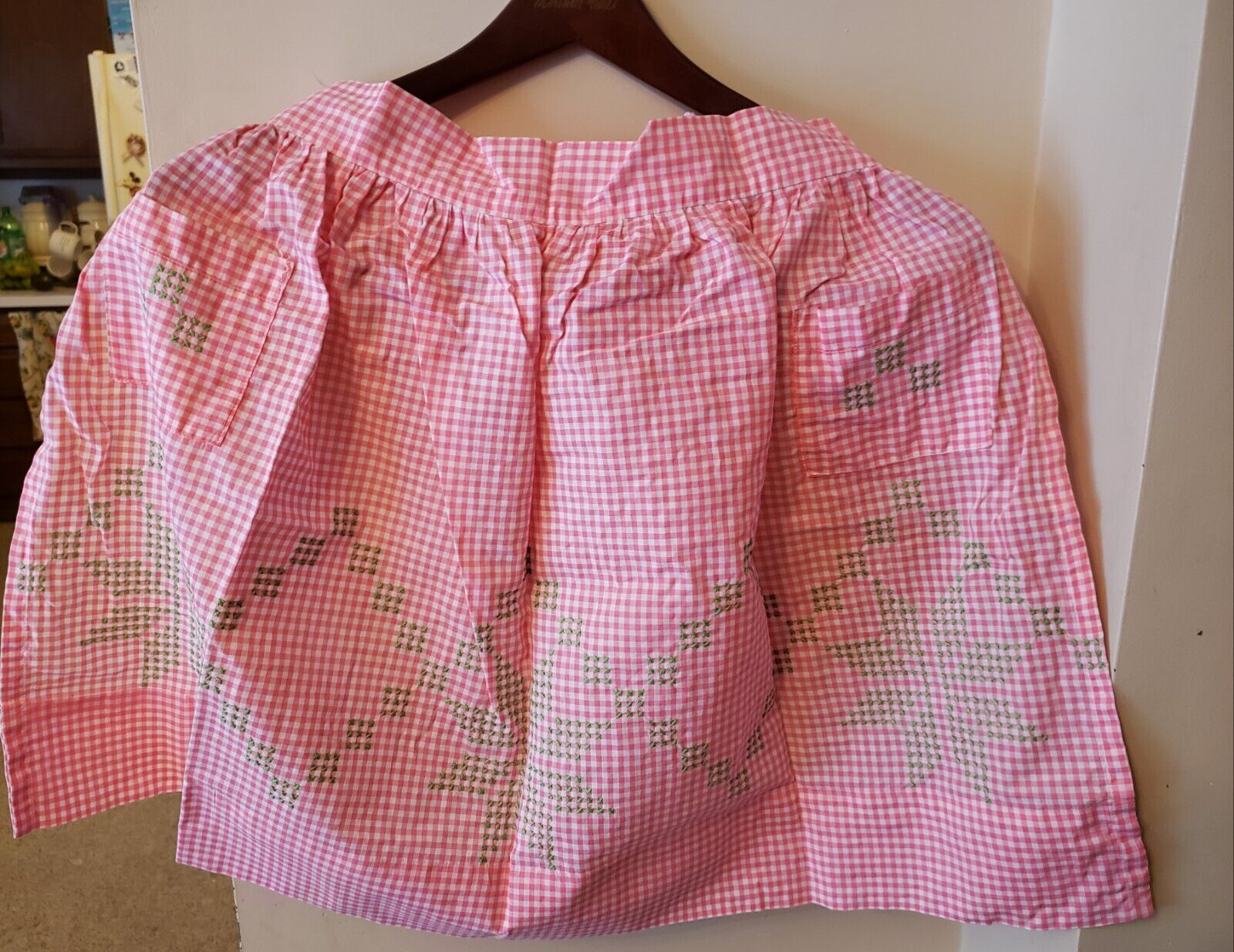 VTG Cross Stitch Design   Half Apron w/ Pockets Handmade Pink/ Green