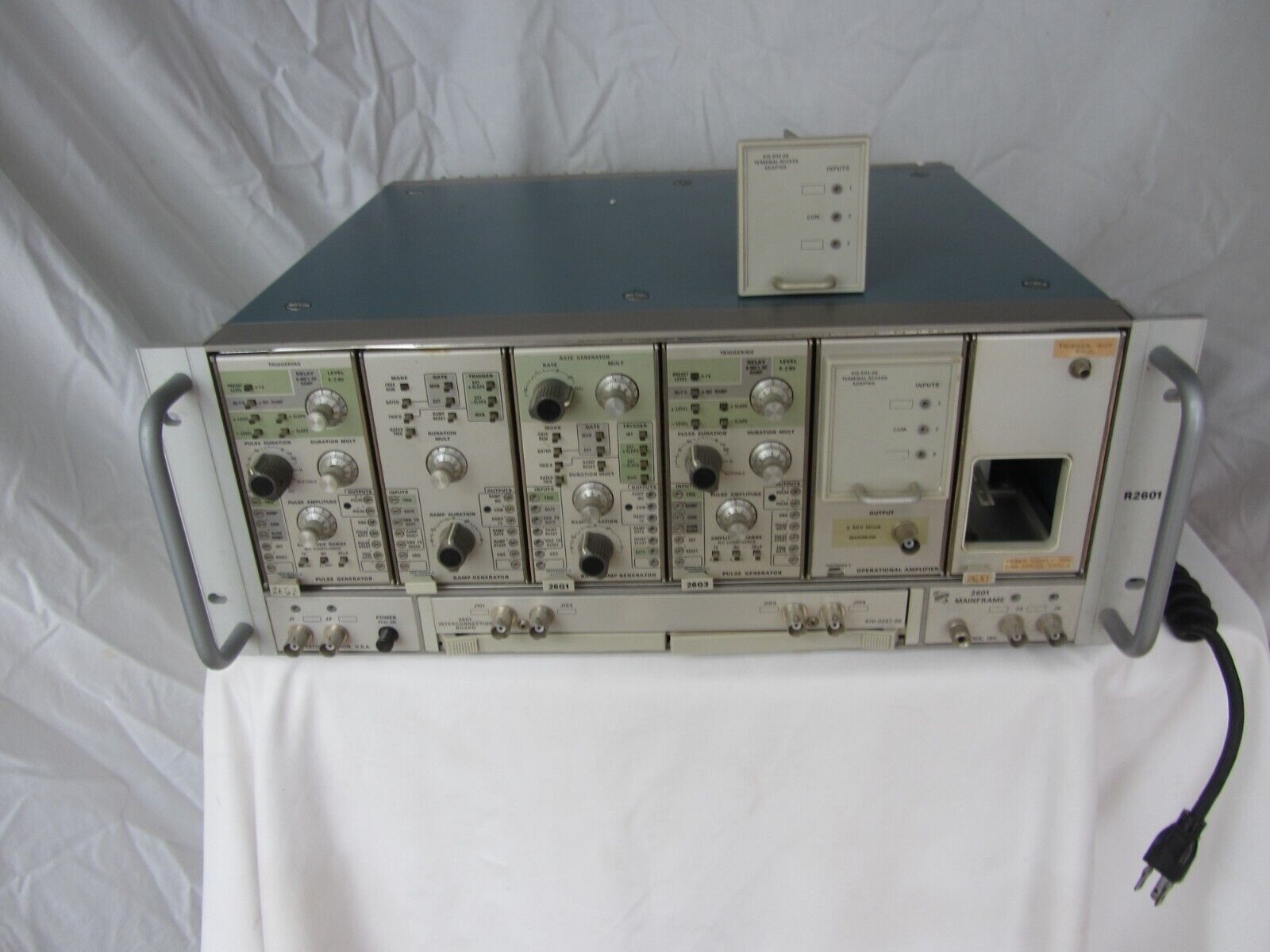 Tek  R2601  Rack Mount  2600 series mainframe  plus 7 plug-ins  S/N: B030778