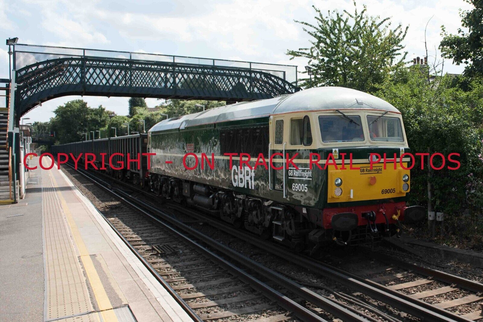 UK RAILWAY PHOTOGRAPH OF CLASS 69 LOCOMOTIVE 69005. RM69-05