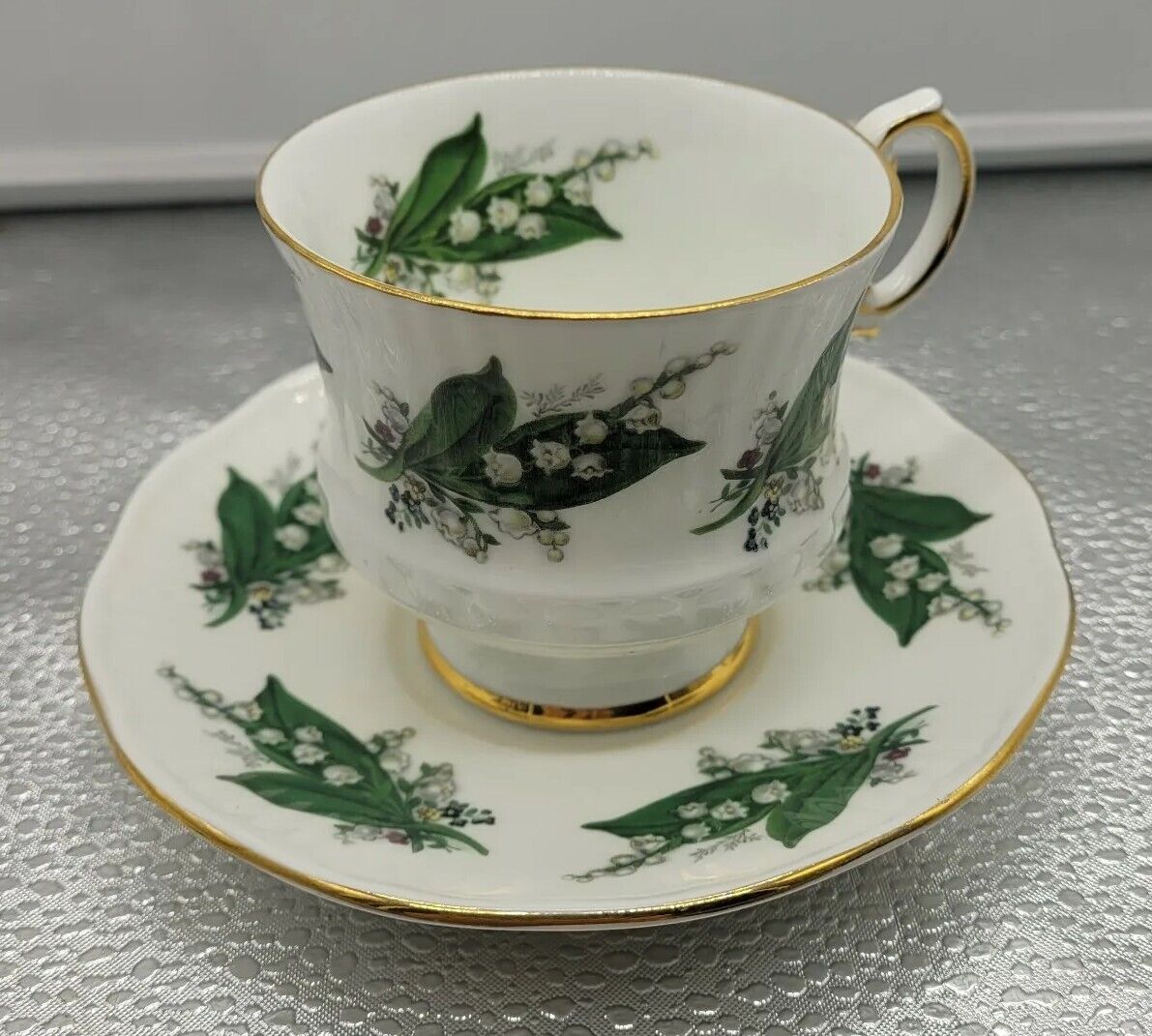 VTG Elizabethan Fine Porcelain Tea Cup Saucer Set Green Floral Gold Inlay Handle