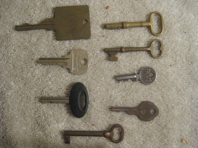 Lot of  8 vintage  keys from key collection