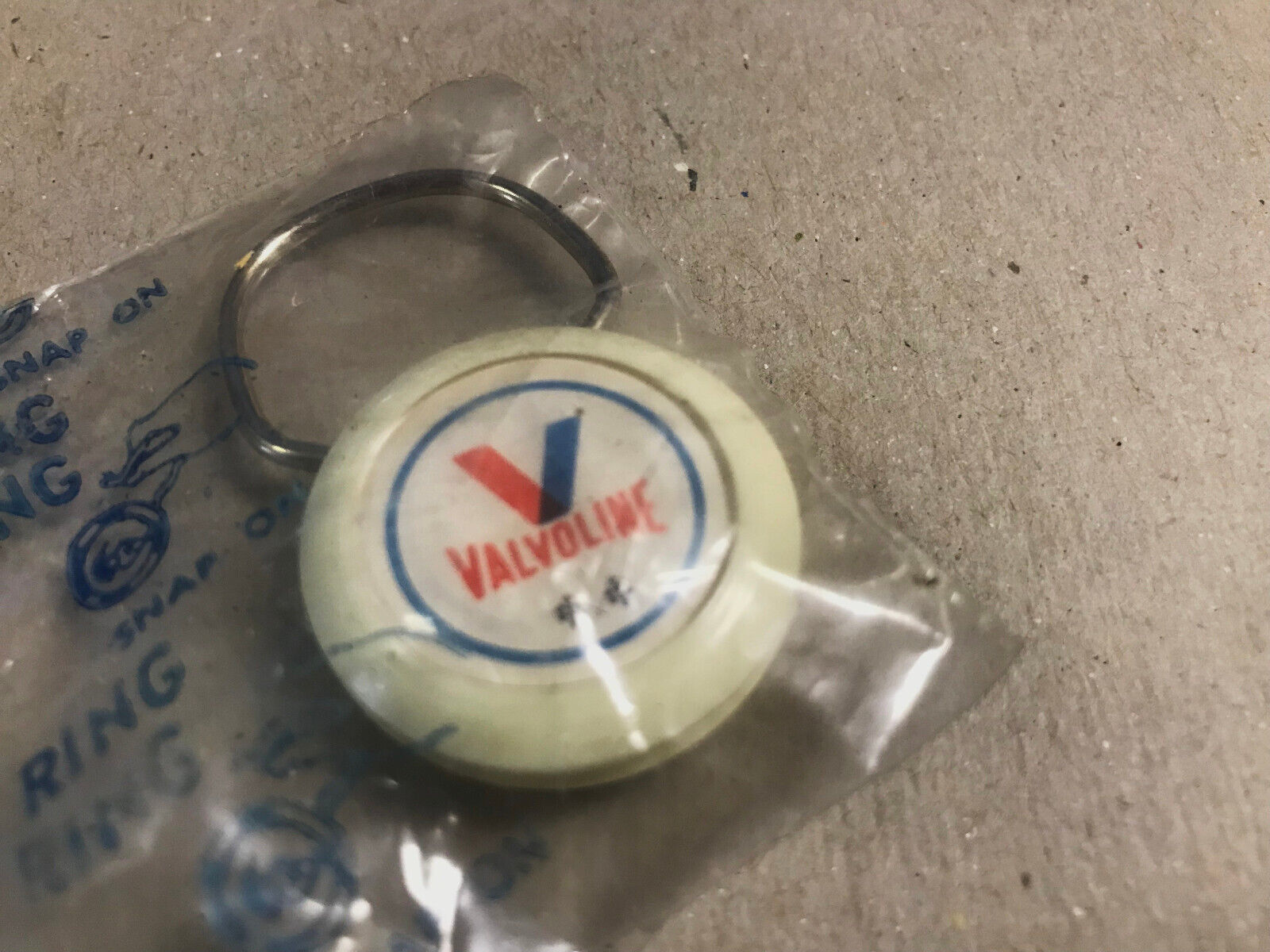 NOS Vintage Valvoline Racing Automotive Show Ring Key Ring Advertising Keychain