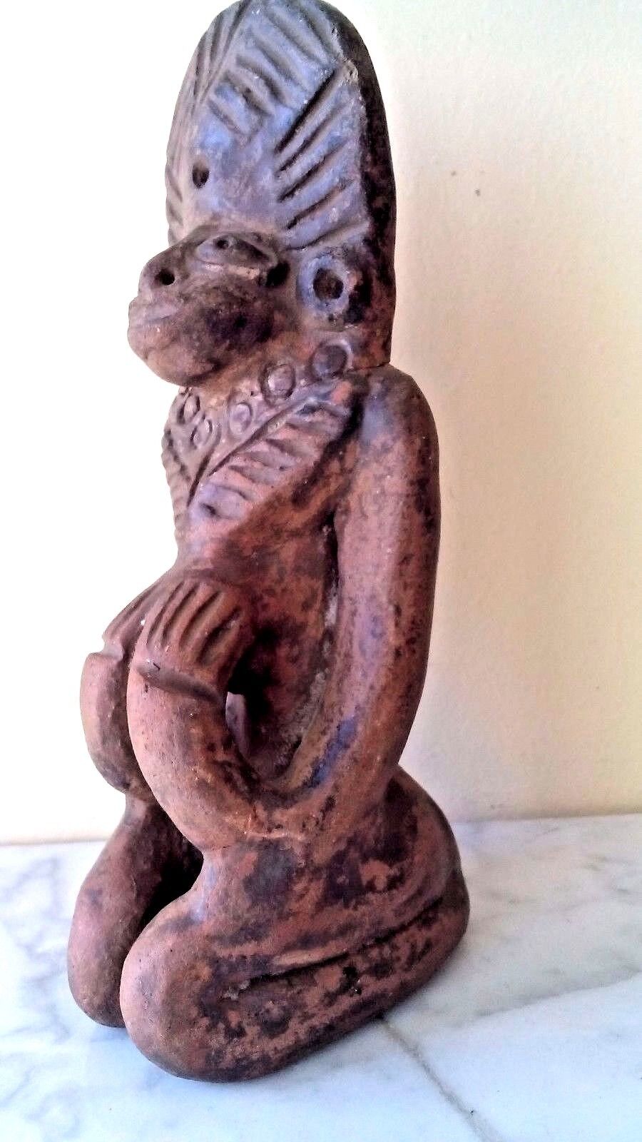 ANTIQUE PRE COLUMBIAN MAYAN POTTERY STATUE FIGURINE PREYING MAN  
