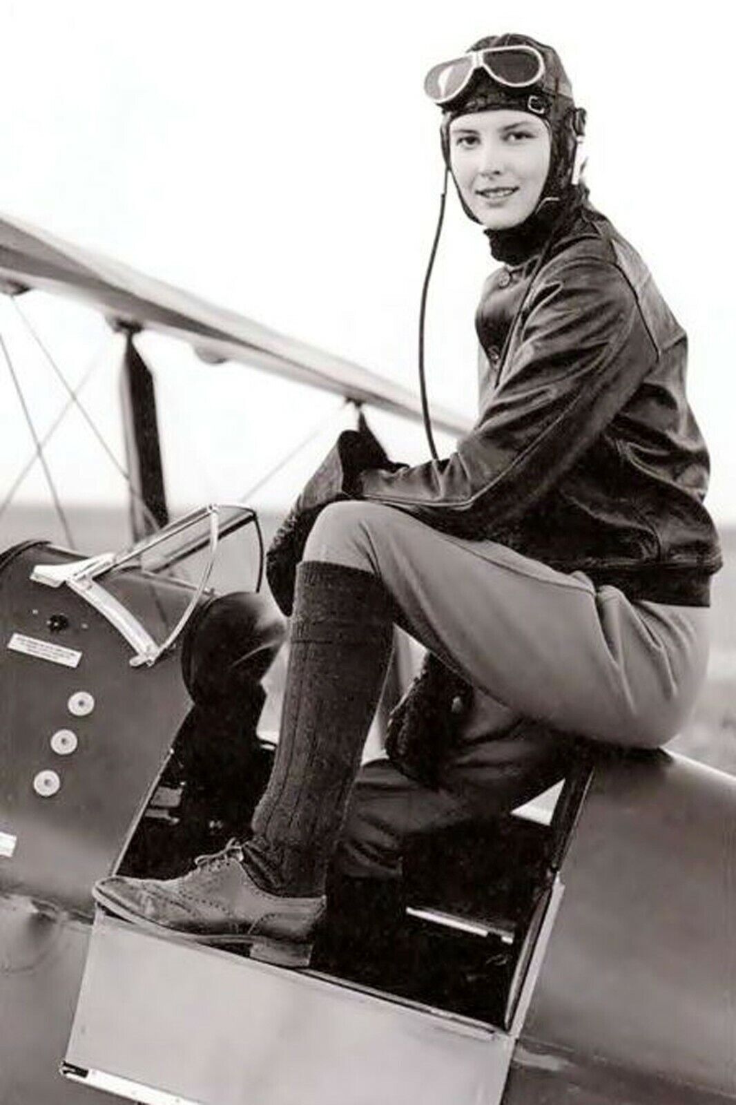 woman pilot in the cockpit WW2 Photo Glossy 4*6 in J031