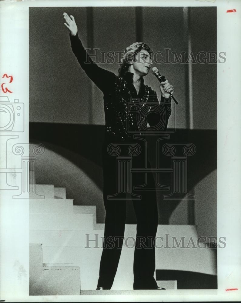 1979 Press Photo Singer Barry Manilow performs - hca40965