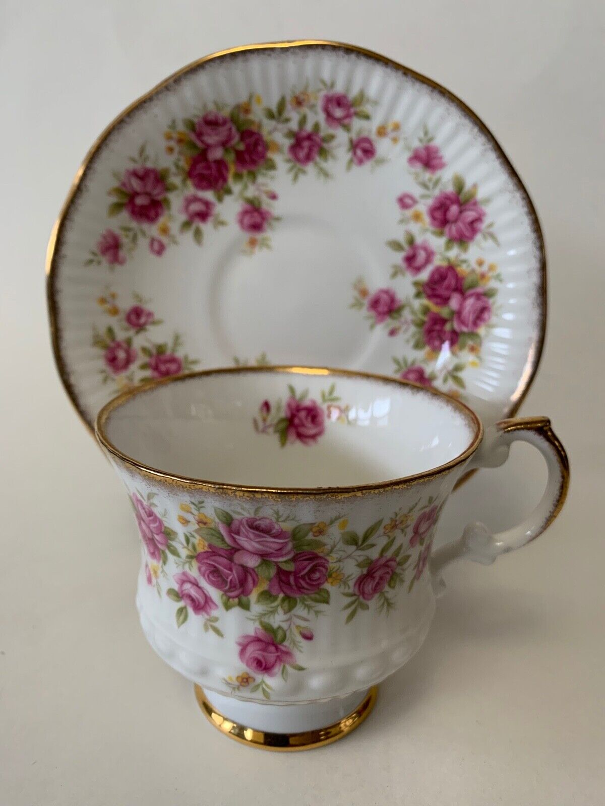 Vintage Elizabethan Bone China Queens Rose Cup & Saucer Fluted Edge Gold Gilt