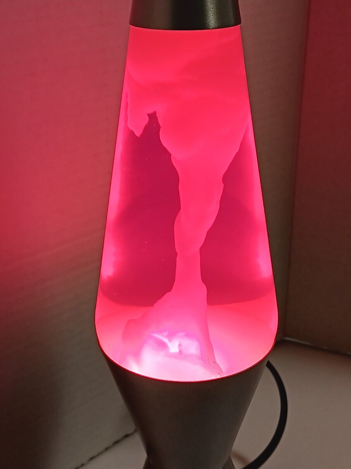 2007 Lava Light Lamp Motion & Glitter Model 2000 Pink With Silver Base 14.5\
