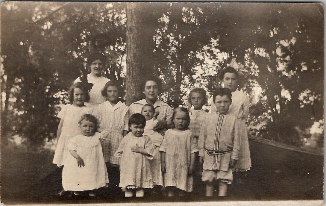 RPPC Mom 8 Children Edwardian Era 1913 Instant Family Real Photo Postcard U5