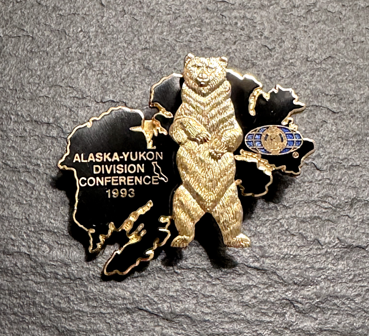 1993 KIWANIS ALASKA-YUKON DIVISION CONFERENCE BLACK & GOLD COLOR PIN B534