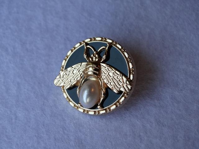 FABULOUS METAL GOLD & PEARL QUEEN BEE BUTTON