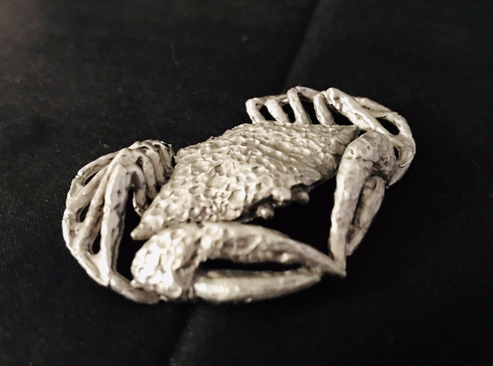 Pewter CRAB Claw ROCK Maryland Shellfish Ocean Beach Silver Metal Figurine P