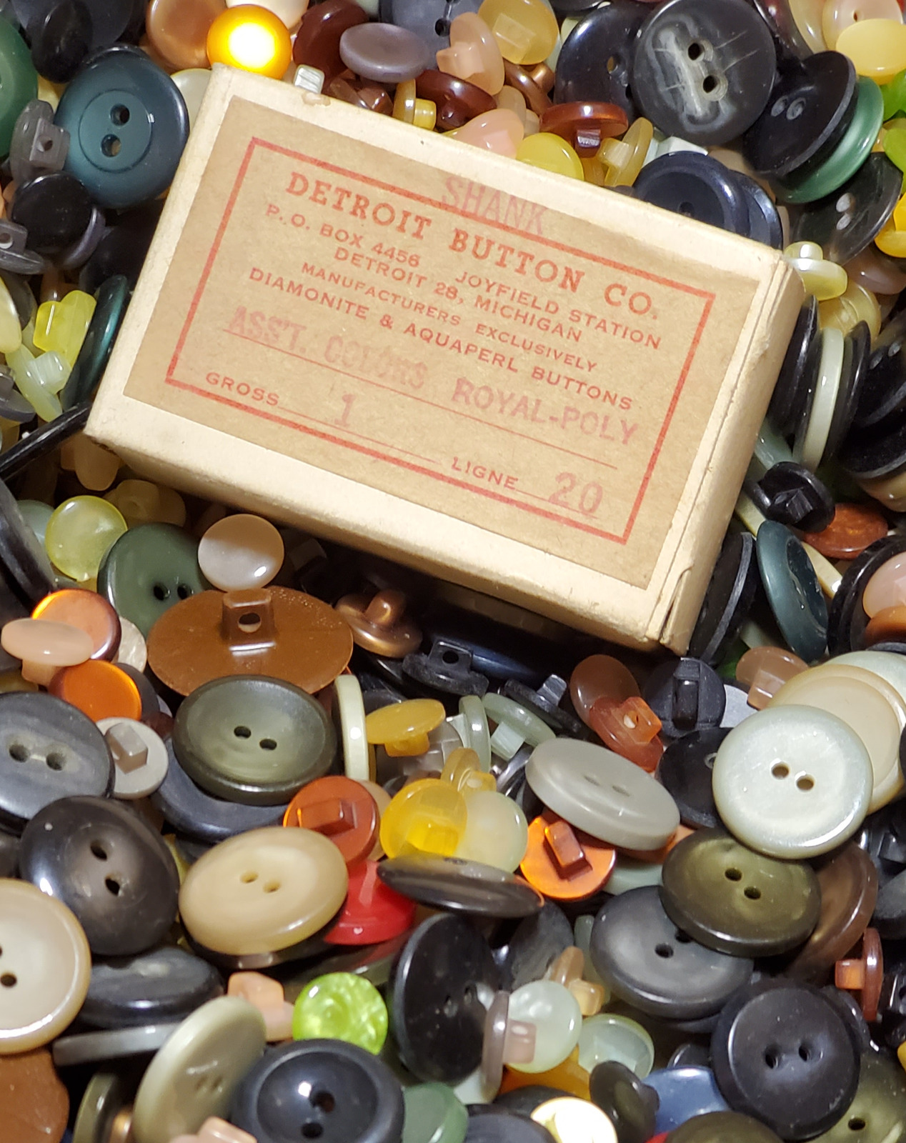 2 Pounds Lbs of Vintage 50s era Buttons Detroit Button Co Crafts Mixed Lots Colo