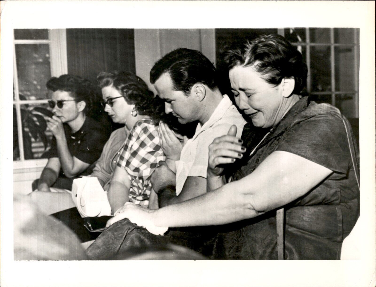 GA181 1953 Original Larry Miller Photo GRIEVING MOTHER BREAKS DOWN Los Angeles