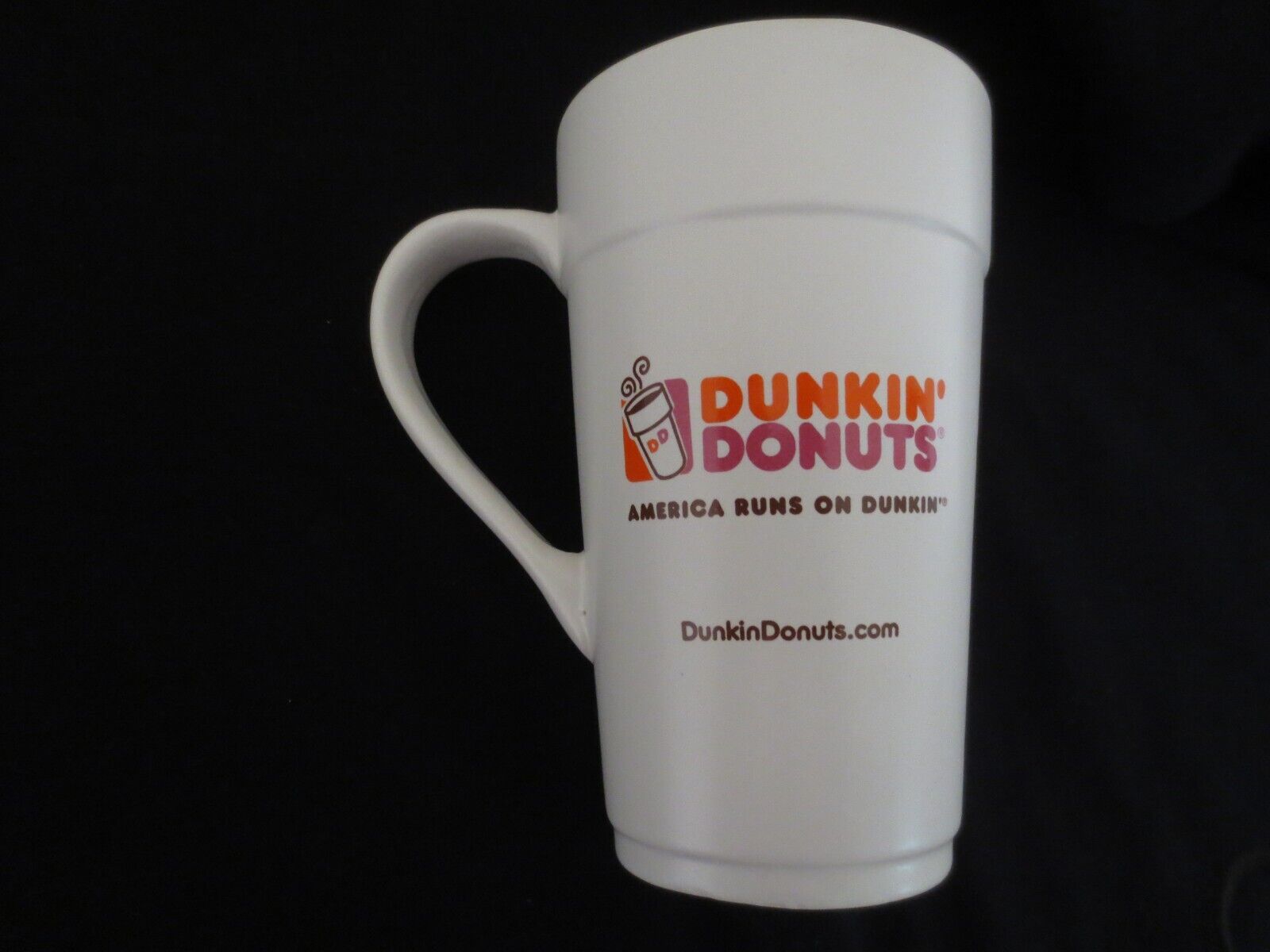 BRAND NEW Dunkin Donuts 16 ounce Ceramic Coffee Mug 2013 America Runs On Dunkin