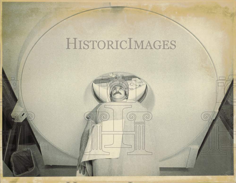 1983 Press Photo Man inside of new MRI Scanner at Providence Hospital