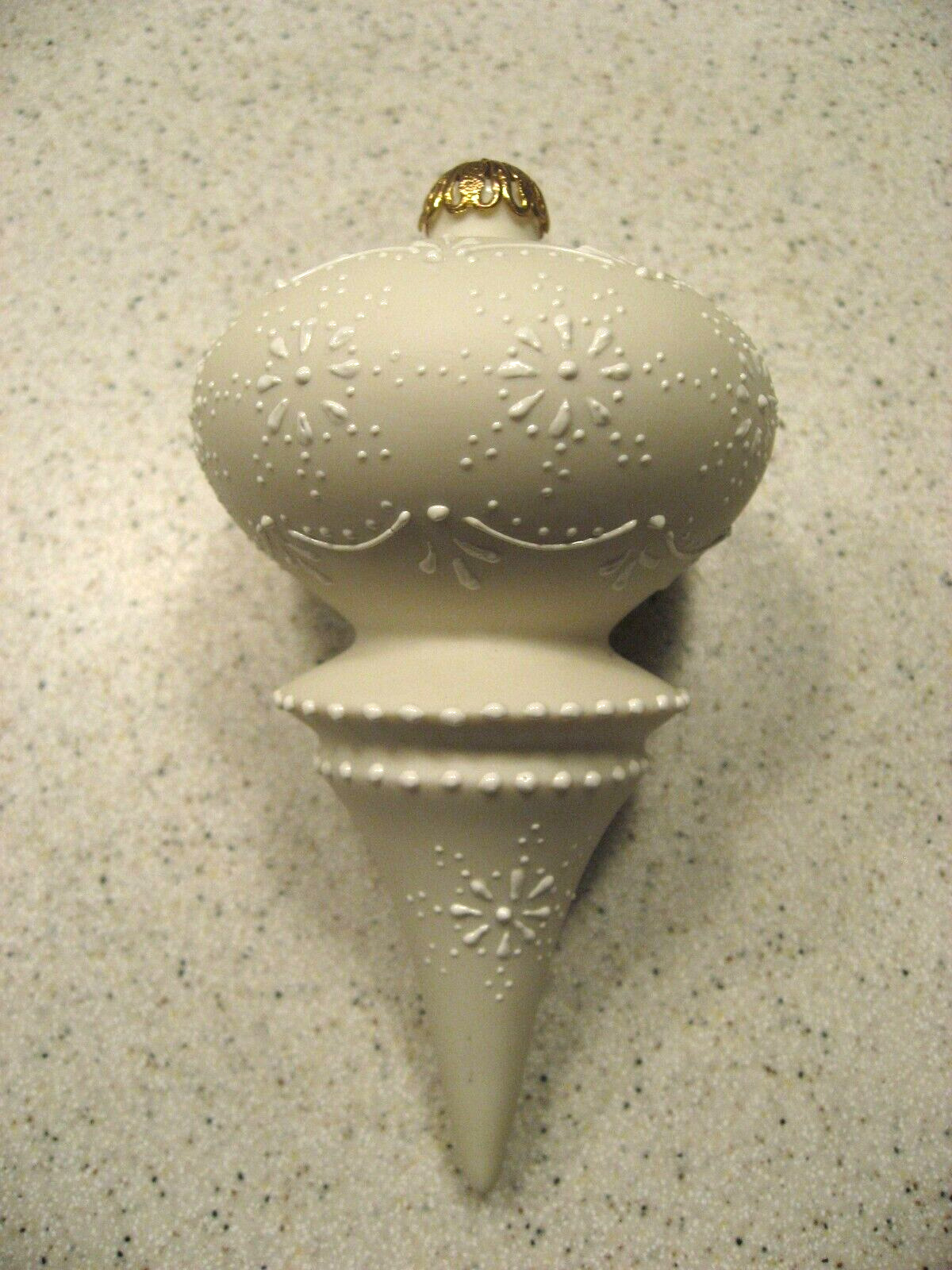 Rhyn-Rivet Ivory Snowflakes Fine Porcelain Christmas Ornament about 5\'T