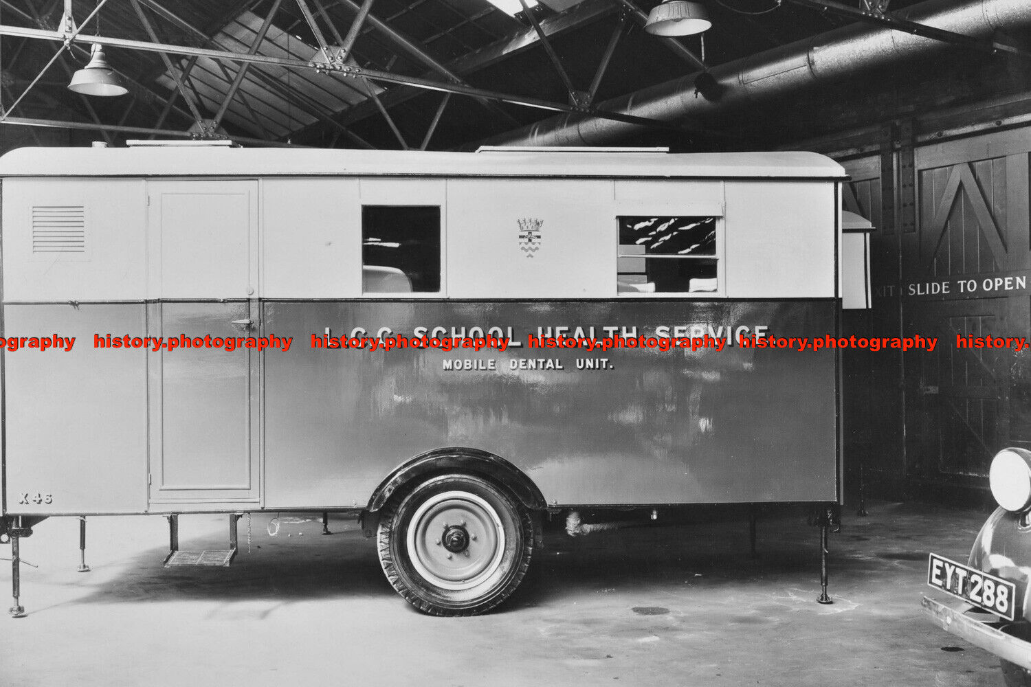 F000044 Mobile dental unit. 1947