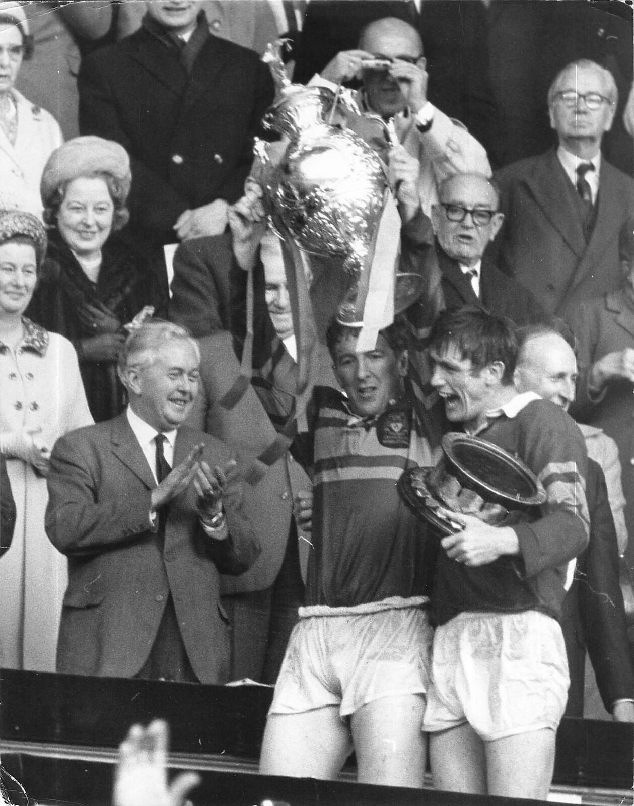 1968 Press Photo PM Wilson Applauds Leeds Captain Rugby Cup Finals trophy sports