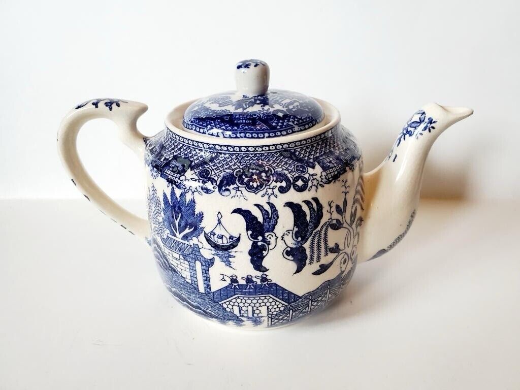 Vintage Japan Blue Willow Teapot - 5.5\