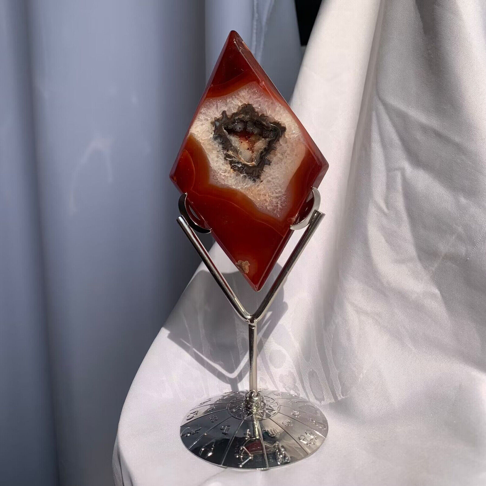 107g Druzy Red Agate Carnelian Diamond Carving Quartz Crystal Decoration+Stand